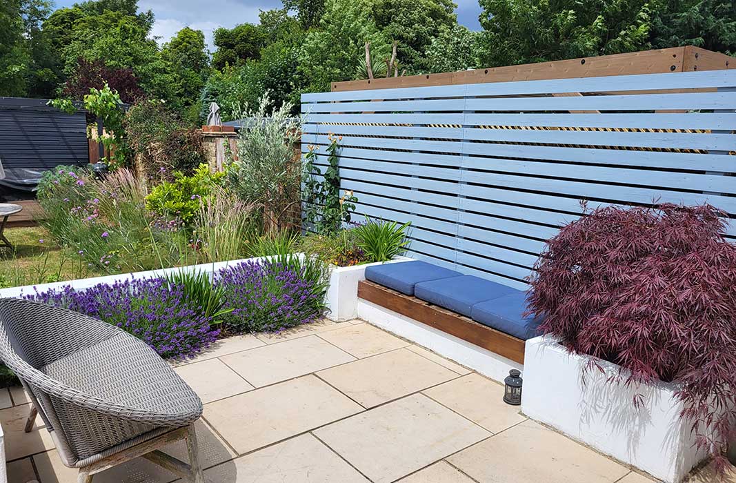Garden design including paved seating area